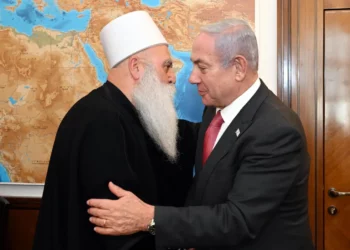 El primer ministro, Benjamin Netanyahu, se reúne con el líder espiritual druso, el jeque Muafak Tarif, en su oficina de Jerusalén el 21 de junio de 2023. (Haim Zach/GPO)