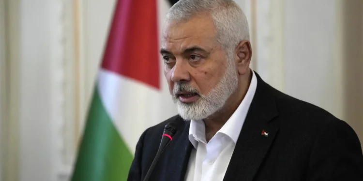 El jefe de Hamás, Ismail Haniyeh, habla durante una conferencia de prensa después de su reunión con el ministro de Relaciones Exteriores de Irán, Hossein Amirabdollahian, en Teherán, Irán, el 26 de marzo de 2024. (Foto AP/Vahid Salemi)