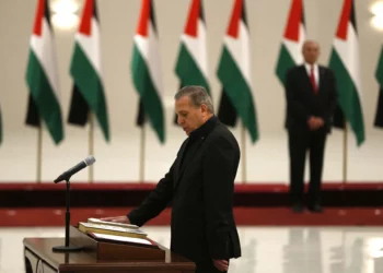 Nabil Abu Rudeineh jura como viceprimer ministro de la Autoridad Palestina en Ramallah, el 13 de abril de 2019 (ABBAS MOMANI / AFP)