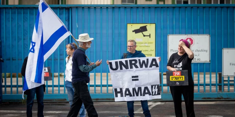 Activistas protestan contra el Organismo de Obras Públicas y Socorro de las Naciones Unidas para los Refugiados de Palestina (UNRWA) frente a sus oficinas en Jerusalén, el 27 de marzo de 2024. (Yonatan Sindel/Flash90)