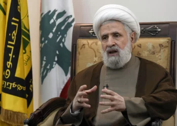 El líder adjunto de Hezbolá, el jeque Naim Kassem, habla durante una entrevista con The Associated Press en los suburbios del sur de Beirut, Líbano, el martes 2 de julio de 2024. (AP/Bilal Hussein)