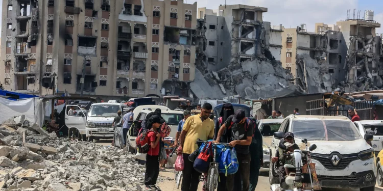Palestinos con sus pertenencias tras ser evacuados de Al-Jalaa, en Khan Younis, hacia la zona segura designada en el sur de la Franja de Gaza, el 11 de agosto de 2024. (Abed Rahim Khatib/Flash90)