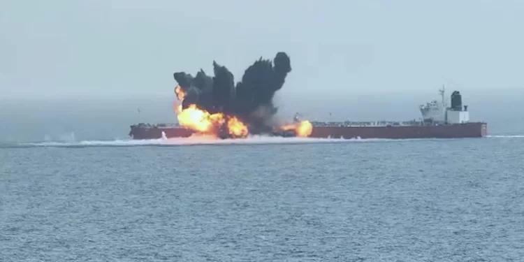 Barco comercial queda sin mando tras ataque hutí en el mar Rojo