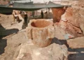 Vasijas de piedra identificadas con la población judía del período del Segundo Templo, descubiertas en la cantera, en una fotografía publicada el 1 de agosto de 2024. (Emil Aladjem/IAA)