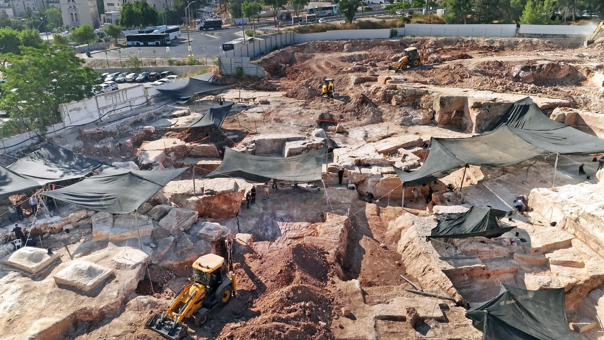 Una antigua cantera descubierta en el barrio Har Hotzvim de Jerusalén, en una imagen publicada el 1 de agosto de 2024. (Emil Aladjem/IAA)