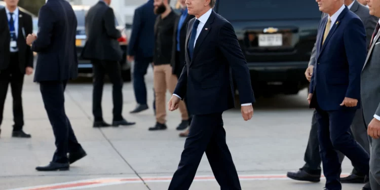 El secretario de Estado de Estados Unidos, Antony Blinken, llega a Israel el 18 de agosto de 2024. (Kevin MOHATT / POOL / AFP)