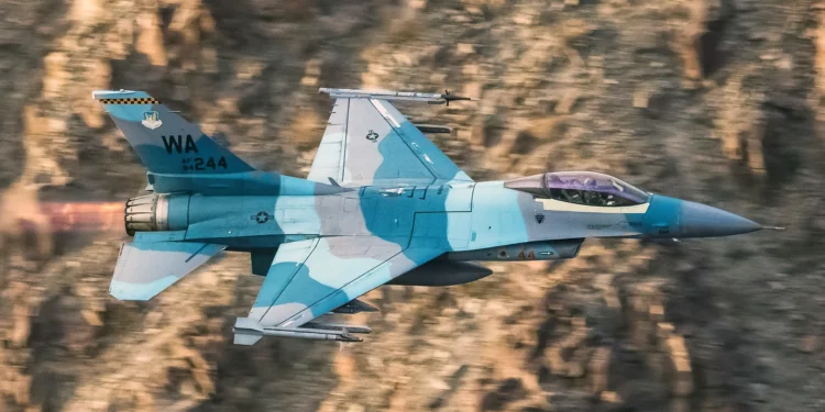 Top Aces revela primer F-16 con esquema Flanker Blue