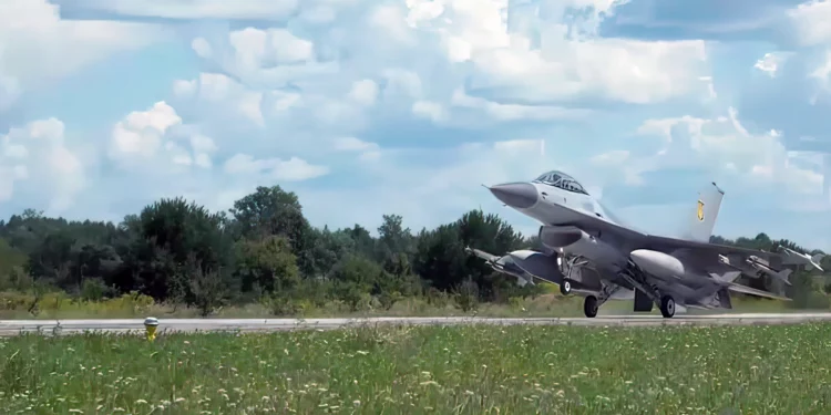 Ucrania despliega cazas F-16 MLU con misiles AMRAAM y AIM-9M