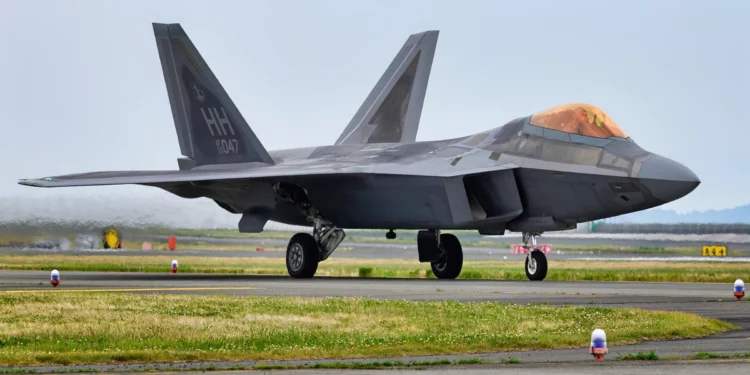 Los F-22 Raptor se dirigen a las puertas de Irán