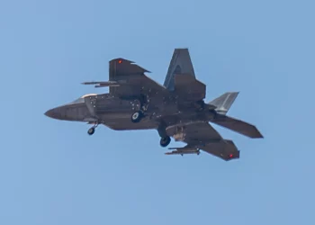 F-22 Raptor visto con impactante configuración de misiles externos