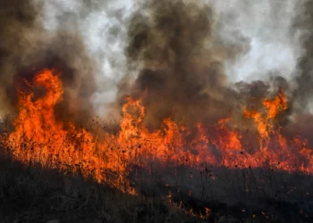 Humo e incendios provocados por cohetes y drones disparados desde el Líbano, en la ciudad norteña de Katzrin, el 4 de julio de 2024 (Michael Giladi/Flash90)