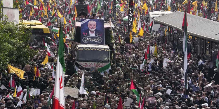 Iraníes siguen a un camión, en el centro, que transporta los ataúdes del líder del grupo terrorista Hamas, Ismail Haniyeh, y su guardaespaldas, quienes fueron asesinados en un asesinato atribuido a Israel el miércoles, durante su ceremonia fúnebre en la plaza Enqelab-e-Eslami (Revolución Islámica) en Teherán, Irán, el 1 de agosto de 2024. (AP/Vahid Salemi)