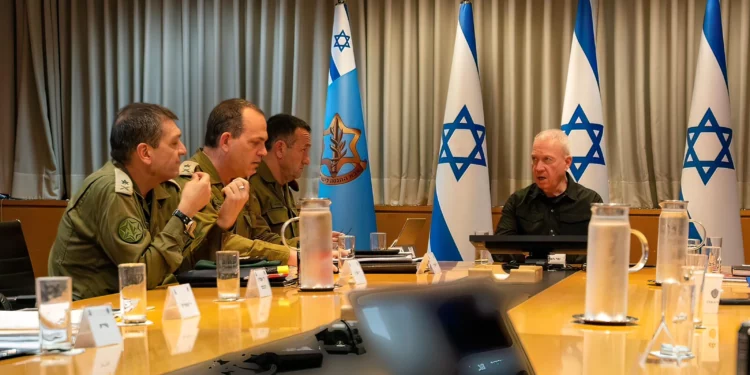 Gallant discute respuesta a posibles ataques de Irán y Hezbolá
