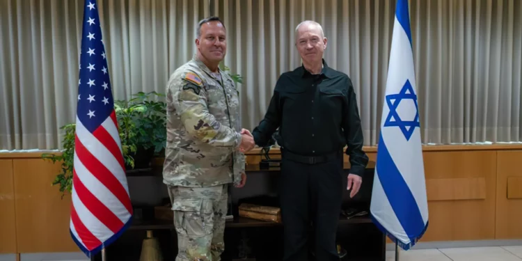 El ministro de Defensa, Yoav Gallant, se reúne con el jefe del CENTCOM de Estados Unidos, general Michael Kurilla, en el Ministerio de Defensa en Tel Aviv, el 5 de agosto de 2024. (Ariel Hermoni/ Ministerio de Defensa)