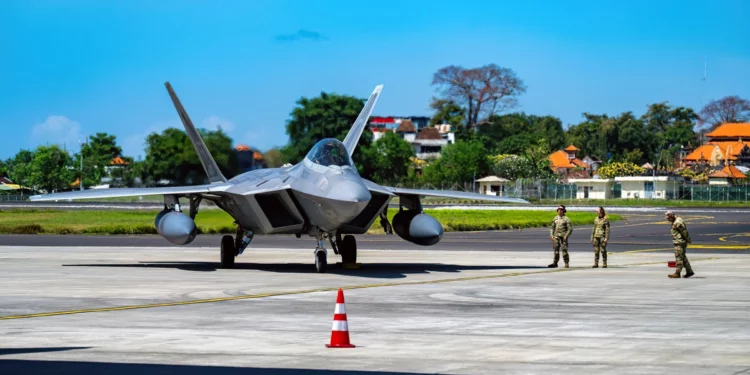 Primera misión de cazas F-22 en Indonesia marca un hito militar