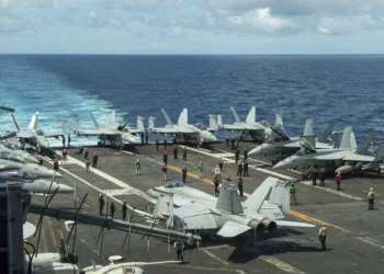 El portaaviones de clase Nimitz USS Theodore Roosevelt es visto en el Mar de China Meridional, el 4 de julio de 2024, antes de reemplazar al USS Eisenhower en el Mar Rojo. (Marinero Ryan Holloway/Marina de Estados Unidos, vía AP)