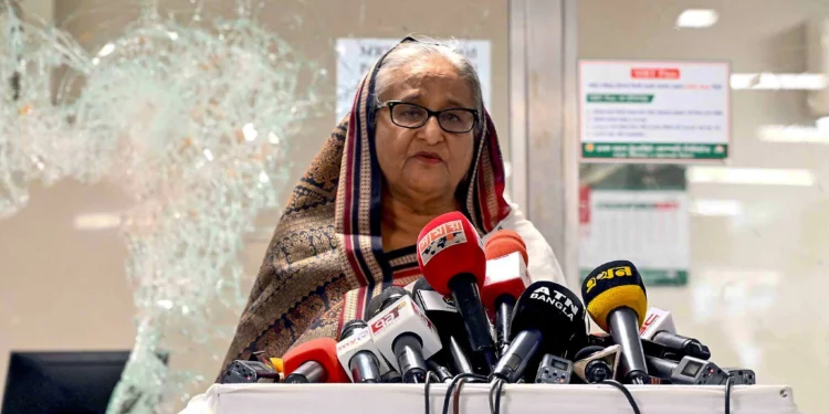 En esta fotografía tomada y difundida el 25 de julio de 2024 por la Oficina del Primer Ministro de Bangladesh, la Primera Ministra Sheikh Hasina se dirige a los medios de comunicación en una estación de metro vandalizada en Mirpur, después de las protestas contra las cuotas (Oficina del Primer Ministro de Bangladesh / AFP)