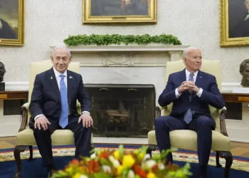 El presidente de Estados Unidos, Joe Biden, a la derecha, se reúne con el primer ministro, Benjamin Netanyahu, a la izquierda, en la Oficina Oval de la Casa Blanca en Washington, el 25 de julio de 2024. (Foto AP/Susan Walsh)