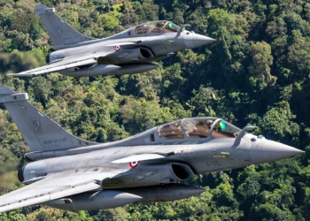 Choque aéreo de Rafale en pleno vuelo desata masiva operación