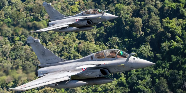 Choque aéreo de Rafale en pleno vuelo desata masiva operación