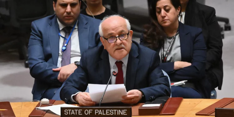 El embajador de la Autoridad Palestina ante las Naciones Unidas, Riyad Mansour, habla durante una reunión del Consejo de Seguridad de la ONU sobre la situación en Oriente Medio, en la sede de la ONU en Nueva York, el 25 de marzo de 2024. (Angela Weiss / AFP)