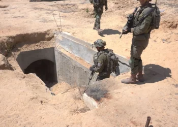 Las tropas de las Fuerzas de Defensa de Israel se encuentran a la entrada de un sitio de fabricación de cohetes subterráneos de la Jihad Islámica Palestina en Rafah, en el sur de Gaza, en una imagen publicada el 1 de julio de 2024. (Fuerzas de Defensa de Israel)