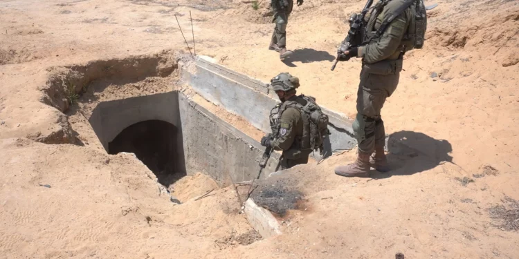 Las tropas de las Fuerzas de Defensa de Israel se encuentran a la entrada de un sitio de fabricación de cohetes subterráneos de la Jihad Islámica Palestina en Rafah, en el sur de Gaza, en una imagen publicada el 1 de julio de 2024. (Fuerzas de Defensa de Israel)