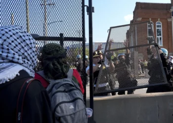 Manifestantes anti-Israel rompen valla policial durante Convención Demócrata