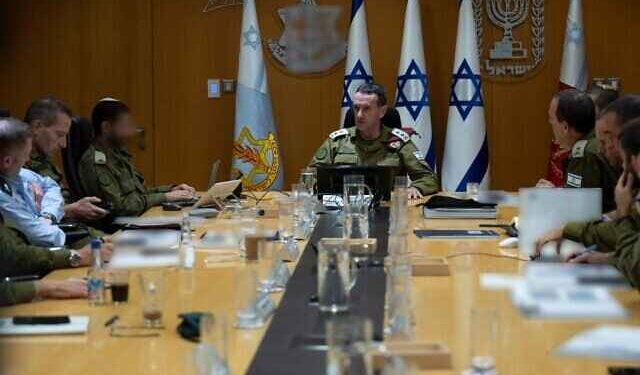 El jefe del Estado Mayor de las Fuerzas de Defensa de Israel, teniente general Herzi Halevi, realiza una evaluación con oficiales de alto rango en el cuartel general de las Fuerzas de Defensa de Israel en Tel Aviv, el 25 de agosto de 2024. (Fuerzas de Defensa de Israel)