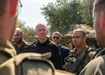 El ministro de Defensa, Yoav Gallant, habla con los reservistas durante un ejercicio en el norte de Israel, el 7 de agosto de 2024 (Ariel Hermoni/Ministerio de Defensa)