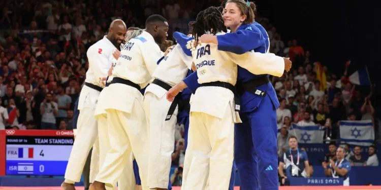 Los equipos de Francia e Israel reaccionan después de su combate de octavos de final de judo por equipos mixtos de los Juegos Olímpicos de París 2024 en el Champ-de-Mars Arena, en París, el 3 de agosto de 2024. (Jack Guez/AFP)