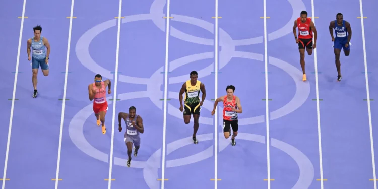 (De izq. a der.) Yang Chun-han de Taiwán, Andre De Grasse de Canadá, Noah Lyles de Estados Unidos, Bryan Levell de Jamaica, Towa Uzawa de Japón, William Reais de Suiza y Blessing Afrifah de Israel compiten en la eliminatoria masculina de 200 metros en los Juegos Olímpicos de París 2024, el 5 de agosto de 2024. (Antonin THUILLIER / AFP)