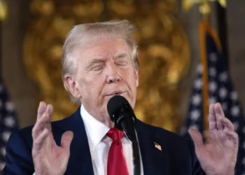 El candidato presidencial republicano y expresidente Donald Trump reacciona mientras habla con los periodistas en su propiedad de Mar-a-Lago el jueves 8 de agosto de 2024, en Palm Beach, Florida. (Foto AP/Alex Brandon)