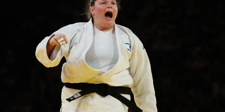 Raz Hershko de Israel reacciona después de vencer a Milica Zabic de Serbia en los cuartos de final de judo femenino +78 kg en los Juegos Olímpicos de París 2024 en el Champ-de-Mars Arena, en París el 2 de agosto de 2024. (Jack GUEZ / AFP)