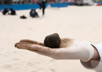 Se encontró alquitrán en la playa de Bat Yam, tras un derrame de petróleo en alta mar que contaminó la mayor parte de la costa israelí, el 2 de marzo de 2021. (Tomer Neuberg/Flash90)