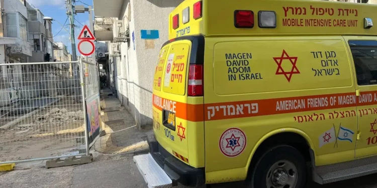 Imagen: Una ambulancia de Magen David Adom se ve en el barrio Hatikvah de Tel Aviv, el 19 de marzo de 2024. (Magen David Adom)