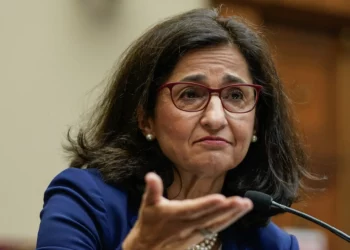 El presidente de la Universidad de Columbia, Nemat Shafik, testifica durante una audiencia del Comité de Educación de la Cámara de Representantes de Estados Unidos sobre el antisemitismo en los campus universitarios, en el Capitolio de Washington, el 17 de abril de 2024. (Drew Angerer/AFP)