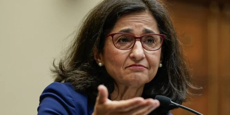 El presidente de la Universidad de Columbia, Nemat Shafik, testifica durante una audiencia del Comité de Educación de la Cámara de Representantes de Estados Unidos sobre el antisemitismo en los campus universitarios, en el Capitolio de Washington, el 17 de abril de 2024. (Drew Angerer/AFP)