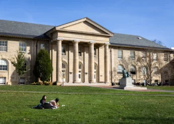 Estudiantes de la Universidad de Cornell sentados al aire libre el 3 de noviembre de 2023 en Ithaca, Nueva York. (Matt Burkhartt/ Getty Images/ AFP)