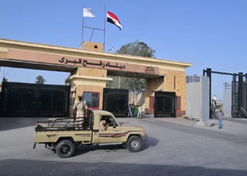 Soldados del ejército egipcio vigilan su lado del cruce de Rafah, cerrado desde principios de mayo, el 4 de julio de 2024. (Giuseppe CACACE / AFP)