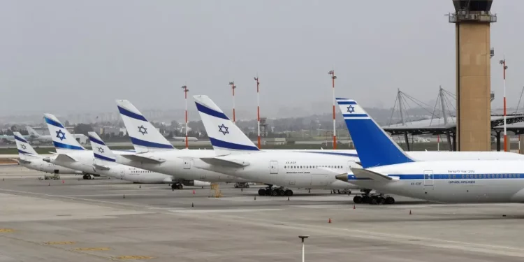 Los Boeing 737 de El Al Airlines en la pista del Aeropuerto Internacional Ben Gurion, cerca de Tel Aviv, el 10 de marzo de 2020. (Jack Guez/AFP)