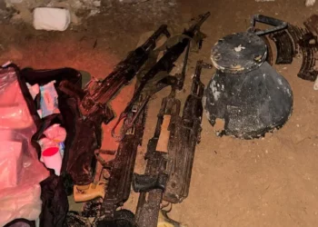 Esta imagen difundida por el ejército el 19 de agosto de 2024 muestra armas encontradas en un túnel de Hamás en Jan Yunis, en el sur de Gaza. (Fuerzas de Defensa de Israel)