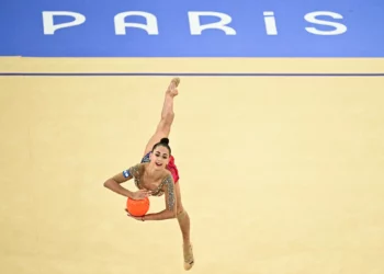 La israelí Daria Atamanov realiza un ejercicio con el balón en la prueba individual de clasificación general de gimnasia rítmica durante los Juegos Olímpicos de París 2024 en la Arena Porte de la Chapelle en París, el 8 de agosto de 2024. (Foto de Gabriel BOUYS / AFP)