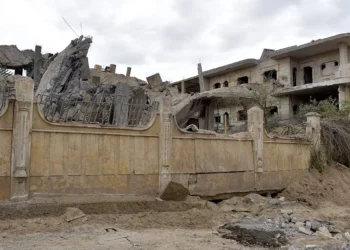 Esta imagen, tomada el 26 de marzo de 2024, muestra una vista de un edificio dañado tras un ataque aéreo en la ciudad de Deir Ezzor, en el este de Siria. (AFP)