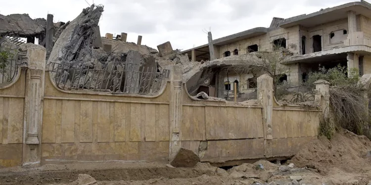 Esta imagen, tomada el 26 de marzo de 2024, muestra una vista de un edificio dañado tras un ataque aéreo en la ciudad de Deir Ezzor, en el este de Siria. (AFP)