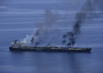 Esta fotografía difundida por la Operación Aspides de la Unión Europea muestra los incendios a bordo del petrolero Sounion en el mar Rojo el 25 de agosto de 2024. (Operación Aspides de la Unión Europea vía AP)