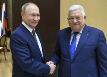 El presidente ruso, Vladimir Putin, a la izquierda, y el presidente de la Autoridad Palestina, Mahmoud Abbas, posan para una fotografía en la residencia de Bocharov Ruchei en el balneario de Sochi, en el mar Negro, Rusia, el 23 de noviembre de 2021. (Yevgeny Biyatov, Sputnik, Kremlin Pool Photo via AP)