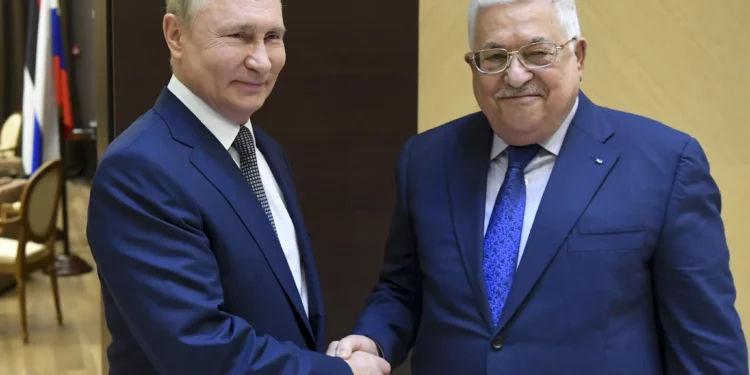 El presidente ruso, Vladimir Putin, a la izquierda, y el presidente de la Autoridad Palestina, Mahmoud Abbas, posan para una fotografía en la residencia de Bocharov Ruchei en el balneario de Sochi, en el mar Negro, Rusia, el 23 de noviembre de 2021. (Yevgeny Biyatov, Sputnik, Kremlin Pool Photo via AP)