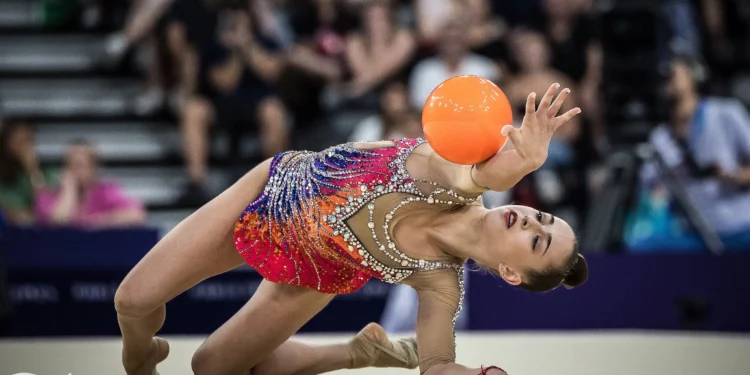 La israelí Daria Atamanov realiza un ejercicio con el balón en la final individual de gimnasia rítmica en los Juegos Olímpicos de París 2024, el 9 de agosto de 2024. (Comité Olímpico de Israel)