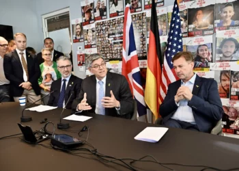 El embajador de Estados Unidos en Israel, Jack Lew, participa en una conferencia de prensa conjunta con los embajadores de Alemania y Gran Bretaña en el Foro de Familias de Rehenes en Tel Aviv, el 14 de agosto de 2024. (David Azagury/Embajada de Estados Unidos en Jerusalén)